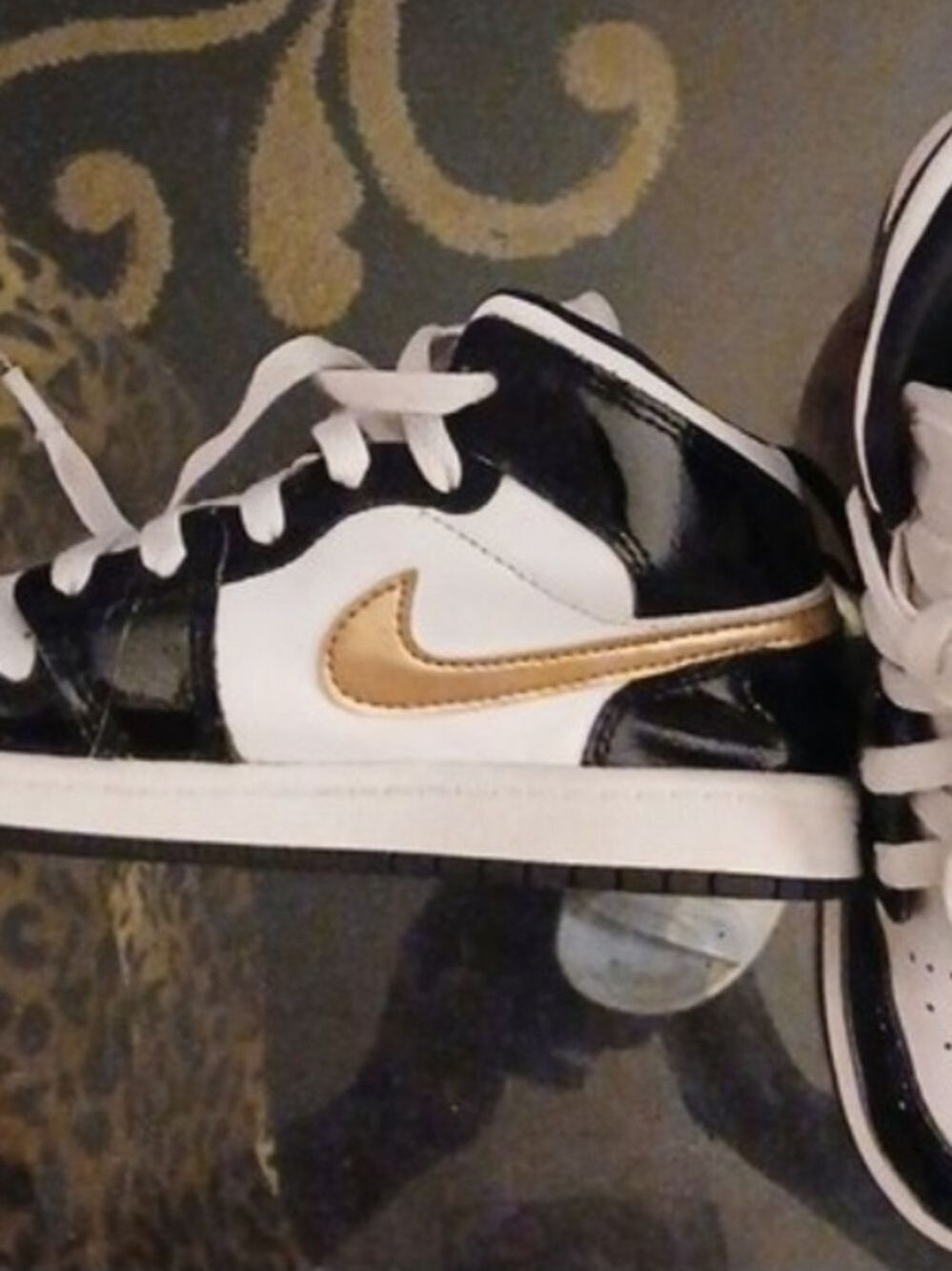 Jordan Kids Low Top Sneakers Black White Gold - Picture 4 of 7